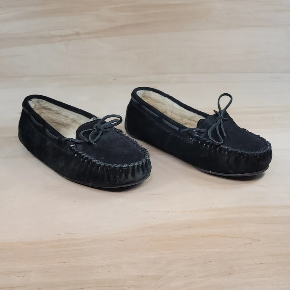 Minnetonka Moccasin Black Women's Slippers - Picture 3 of 10